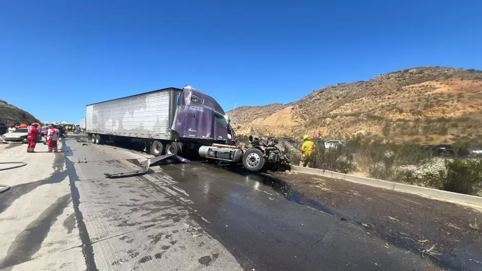 Carambola en el 2000 de 5 autos y 4 tr�ileres deja prensados y heridos graves