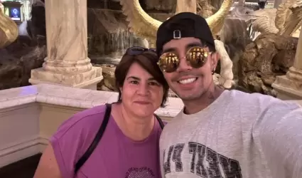 Derek Trejo acompa�ado de su mam�