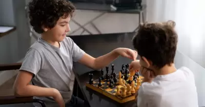 Nios jugando ajedrez