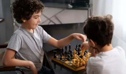Ni�os jugando ajedrez