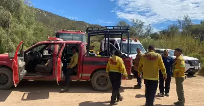 Atienden bomberos, militares y voluntarios incendio en el Valle de Guadalupe