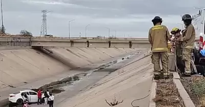 Mujer cae a canal pluvial