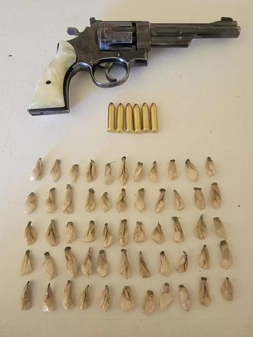 Aseguran a sujeto con arma de fuego y metanfetamina