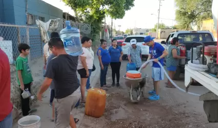 Pipas con agua potable a comunidades de la zona oriente de la ciudad