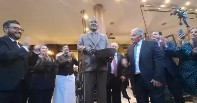 Develan estatua de C�sar Cardini, creador de la Ensalada Caesar's