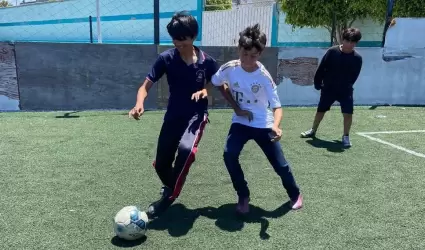 Rueda el bal�n en torneo delegacional de futbol 7 del IMDET
