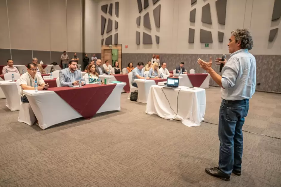 Exalcalde de Medell�n, Sergio Fajardo, comparte estrategias con el alcalde electo, Ismael Burgue�o