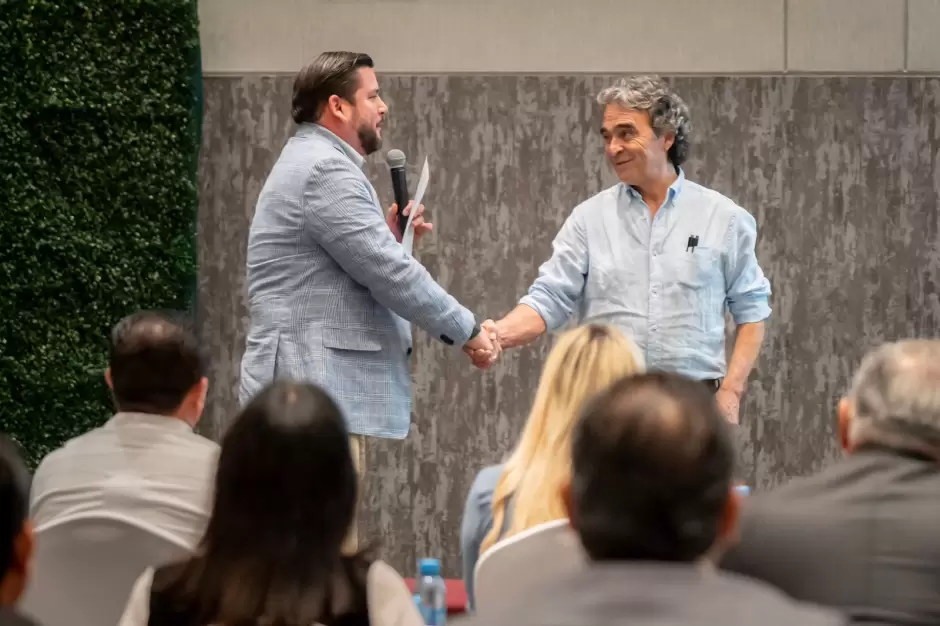 Exalcalde de Medell�n, Sergio Fajardo, comparte estrategias con el alcalde electo, Ismael Burgue�o
