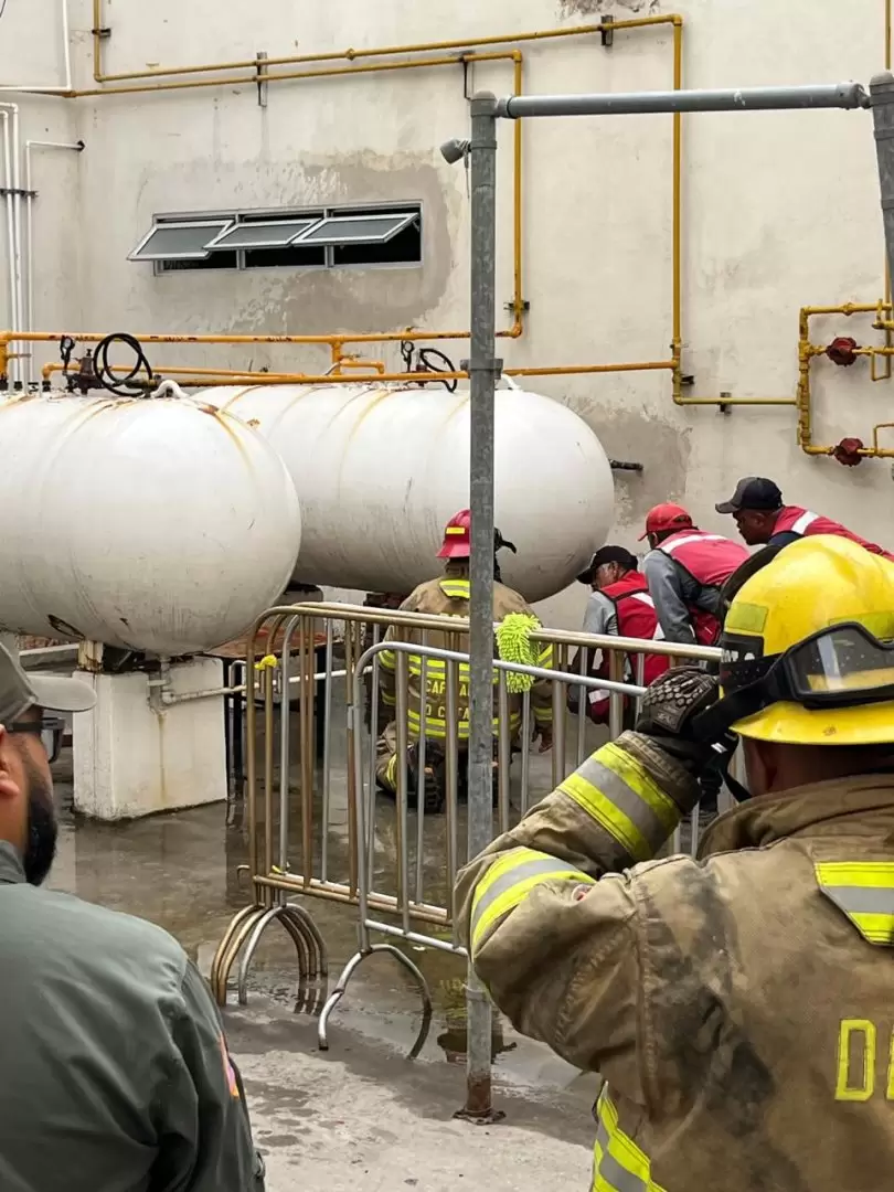 Evac�an Macroplaza Ensenada por fuga de gas