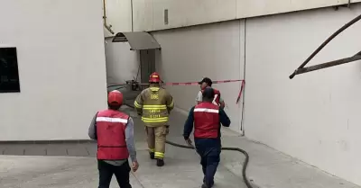 Evac�an Macroplaza Ensenada por fuga de gas