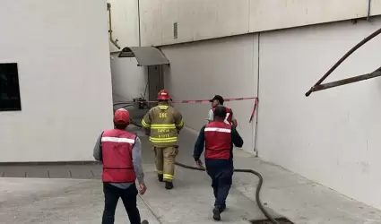 Evac�an Macroplaza Ensenada por fuga de gas