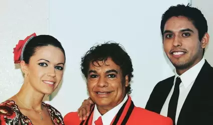 Juan Gabriel con su hijo Iv�n Aguilera y su nuera Simona