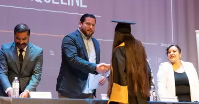 Acompaa alcalde electo a jvenes en su acto de graduacin