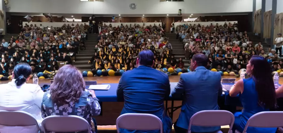 Acompaa alcalde electo a jvenes en su acto de graduacin