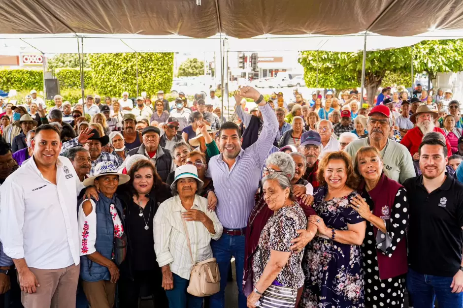 Entrega de despensas para 600 adultos mayores