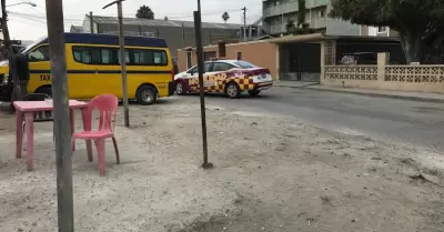 Taxi brinca acotamiento en carretera Tijuana-Tecate; IMOS sanciona al chofer