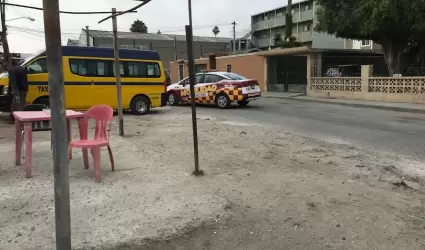 Taxi brinca acotamiento en carretera Tijuana-Tecate; IMOS sanciona al chofer