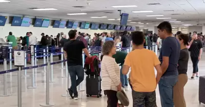 Pasajeros en el Aeropuerto Internacional de Hermosillo