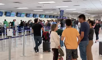 Pasajeros en el Aeropuerto Internacional de Hermosillo