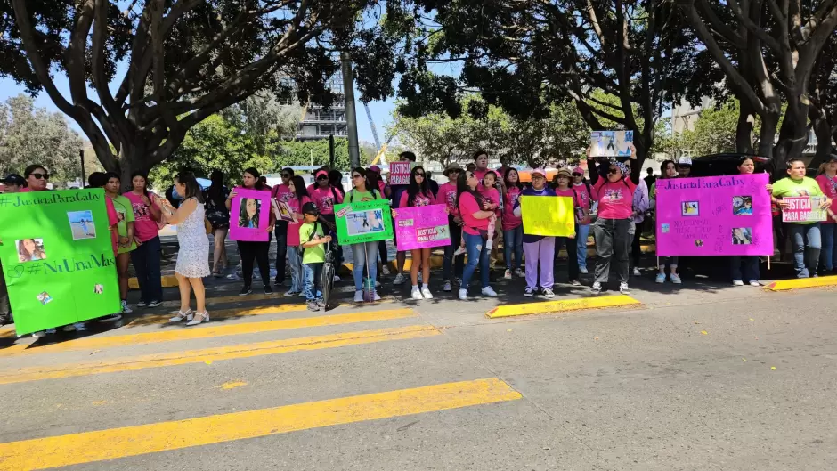 Familiares y amigos de enfermera asesinada marchan a la FGE exigiendo justicia