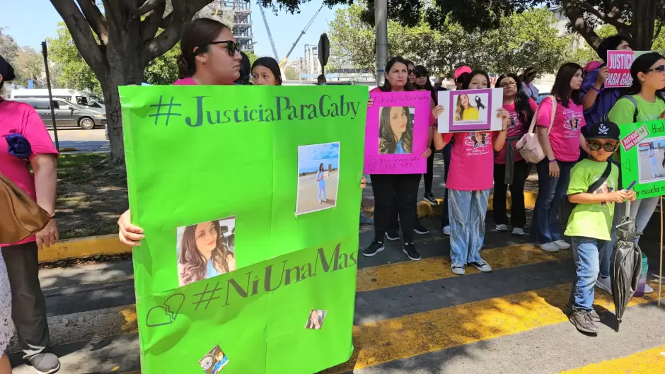 Familiares y amigos de enfermera asesinada marchan a la FGE exigiendo justicia