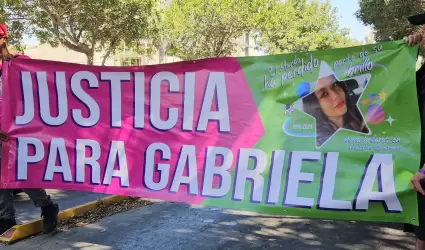Familiares y amigos de enfermera asesinada marchan a la FGE exigiendo justicia