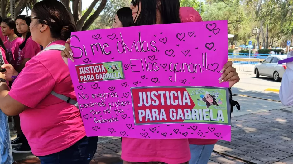 Familiares y amigos de enfermera asesinada marchan a la FGE exigiendo justicia