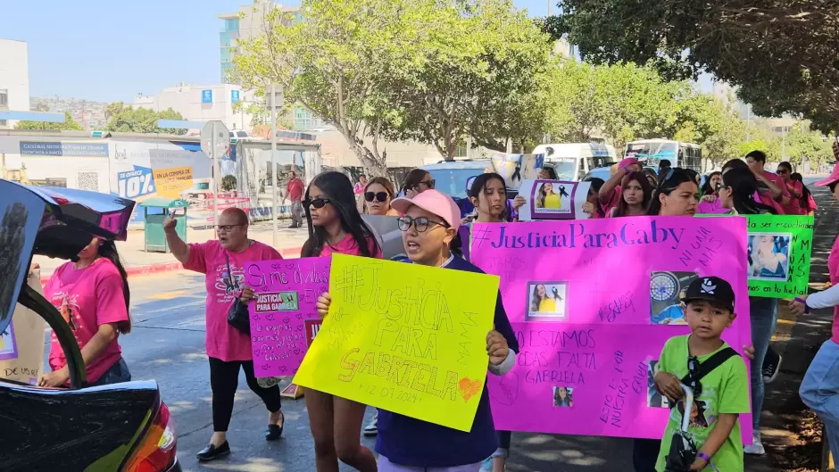 Familiares y amigos de enfermera asesinada marchan a la FGE exigiendo justicia