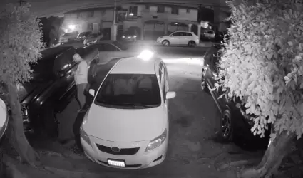 C�mara de vigilancia capta robo de veh�culo en la Mesa de Otay