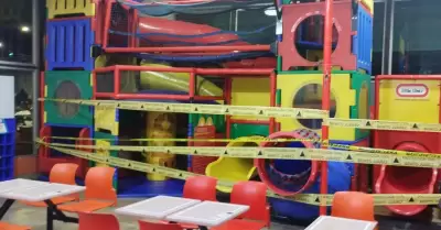Ca�da de estructura en �rea de juegos de un restaurante