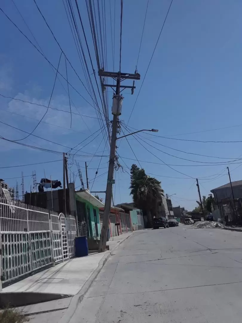 Poste el�ctrico en riesgo de ca�da