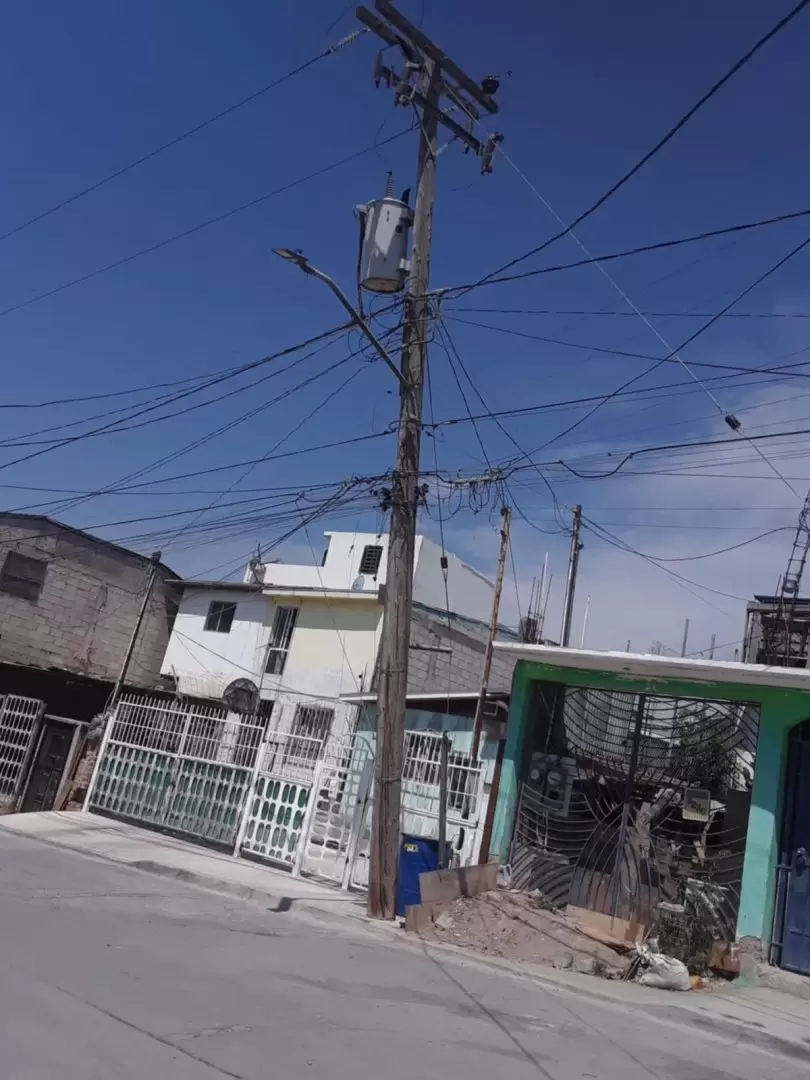 Poste el�ctrico en riesgo de ca�da