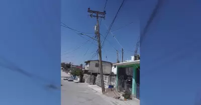 Poste el�ctrico en riesgo de ca�da