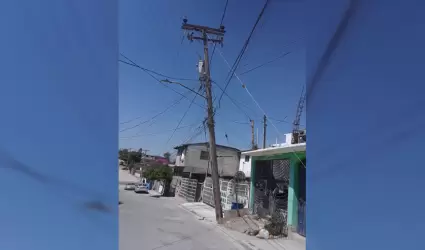 Poste el�ctrico en riesgo de ca�da