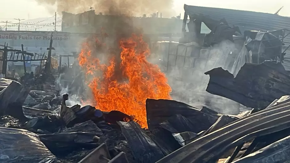 Bomberos mantuvieron vigilancia nocturna en incendio de cuatro negocios en Viedos Casablanca