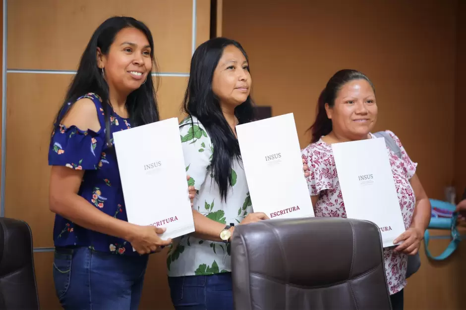 Entrega Monserrat Caballero 895 c�dulas catastrales y 65 t�tulos de propiedad