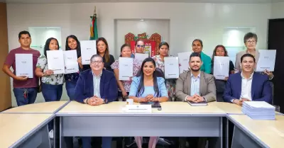 Entrega Monserrat Caballero 895 c�dulas catastrales y 65 t�tulos de propiedad