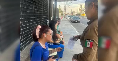 Distribuyen tarjetas de pre pago de transporte en camiones y paraderos