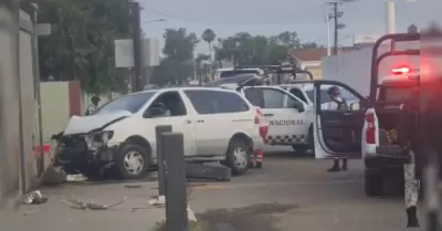 Choque en la avenida Venustiano Carranza: vagoneta impacta barda del panten