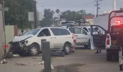 Choque en la avenida Venustiano Carranza: vagoneta impacta barda del panten