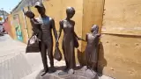 Escultura "compras en familia"