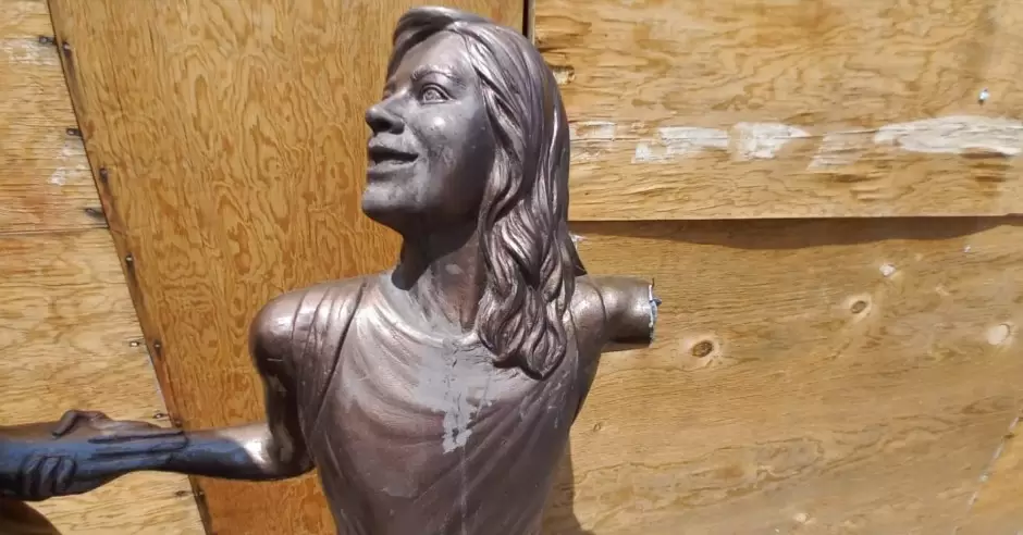 Escultura da�ada
