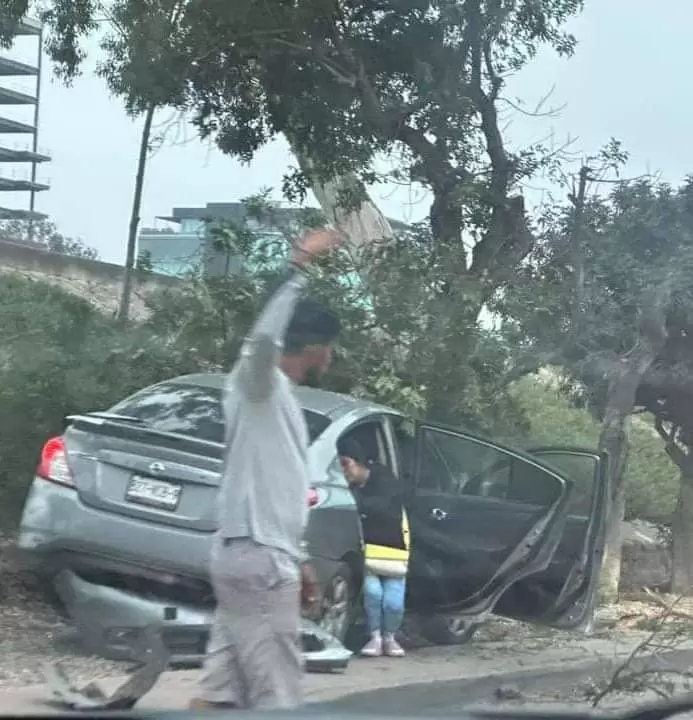 Accidente de tr�nsito congestiona V�a R�pida Oriente en Tijuana