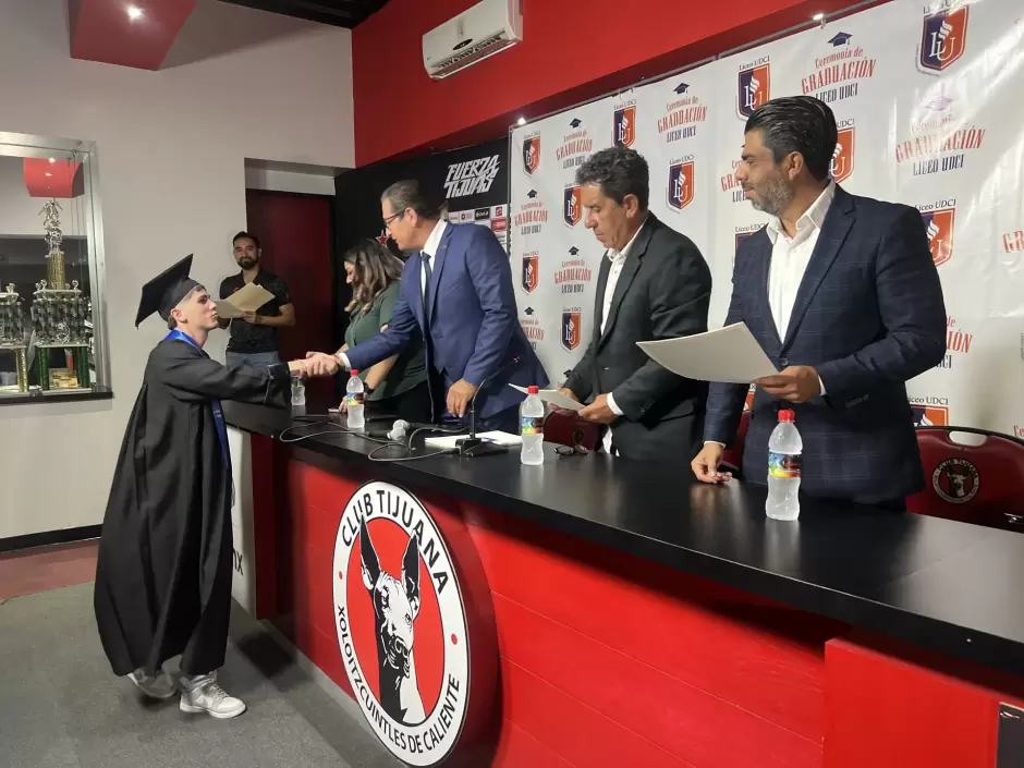 Se grad�a primera generaci�n de jugadores de Fuerzas B�sicas de Xolos en Liceo UDCI