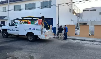 Desalojan escuela de nataci�n por fuga de gas en la colonia Cacho