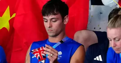 Tom Daley es captado tejiendo, en Pars