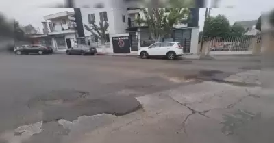 Vecinos de colonia Independencia exigen reparaci�n de bache en avenida Ignacio A