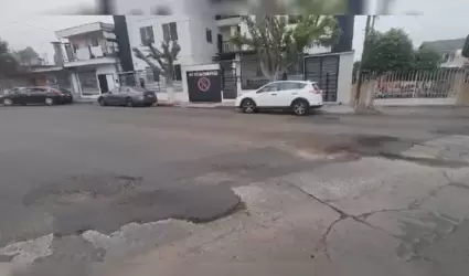 Vecinos de colonia Independencia exigen reparaci�n de bache en avenida Ignacio A