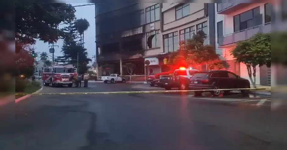 Incendio consume muebler�a en Playas de Tijuana; p�rdidas totales