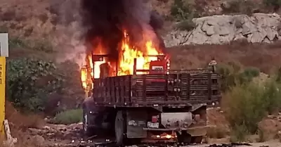 Reportan incendio de tractocami�n a un costado del bulevar 2000